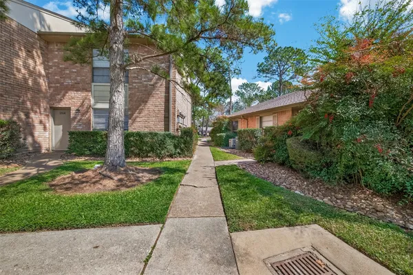 a view of a pathway with a pathway