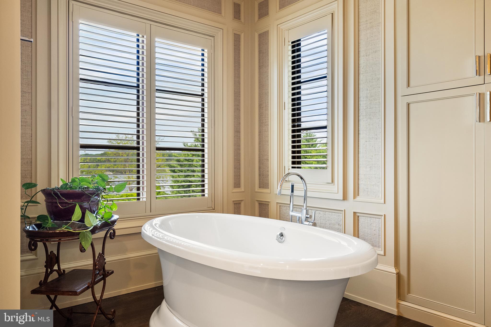 806 Coachway Annapolis, MD 21401 - Photo 25 of 43 a bathroom with a bathtub and window