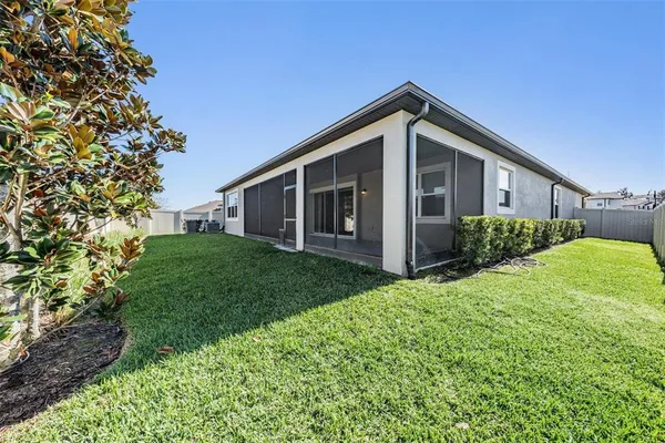 a view of a house with yard and plants