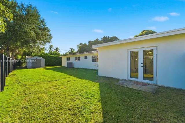 a view of a house with a backyard