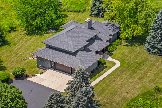 $1,195,000 | N1825 Town Hall Road, Walworth, WI 53184