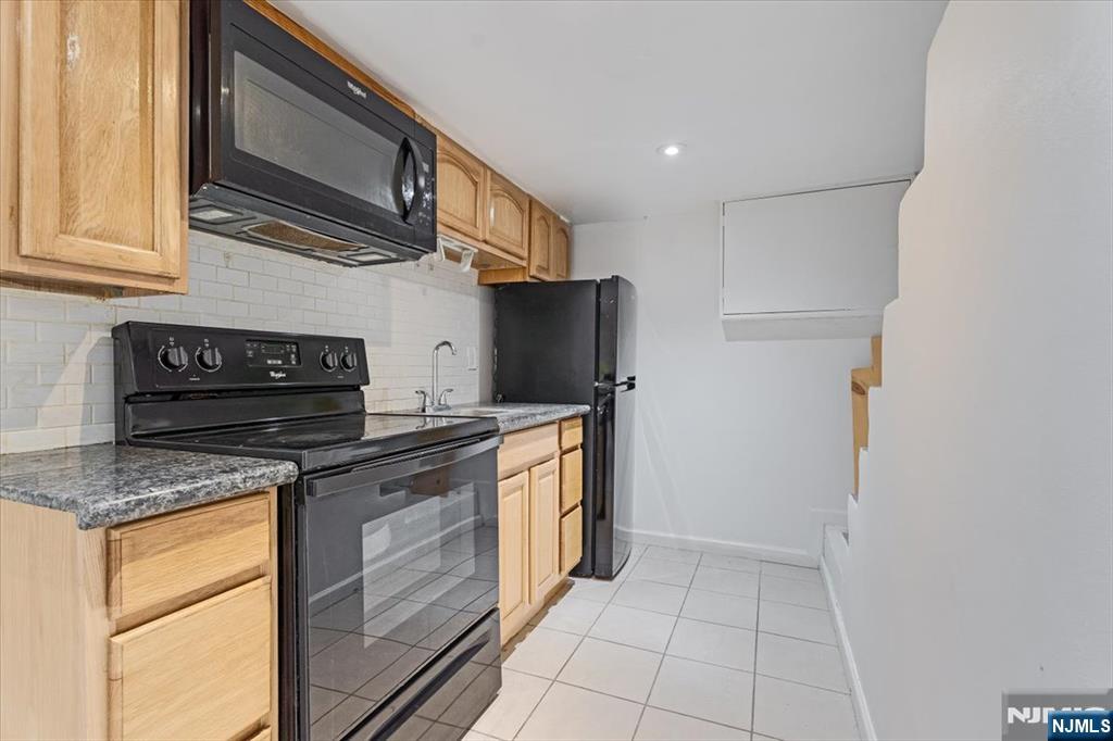 94 Manchester Avenue Paterson, NJ 07502 - Photo 3 of 36
