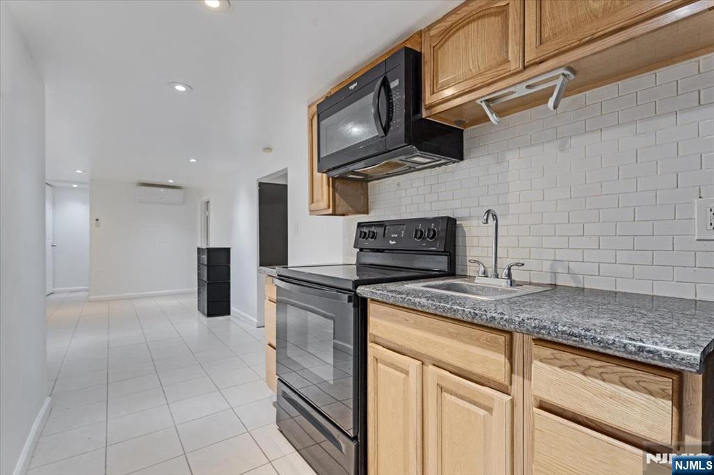 94 Manchester Avenue Paterson, NJ 07502 - Photo 4 of 36