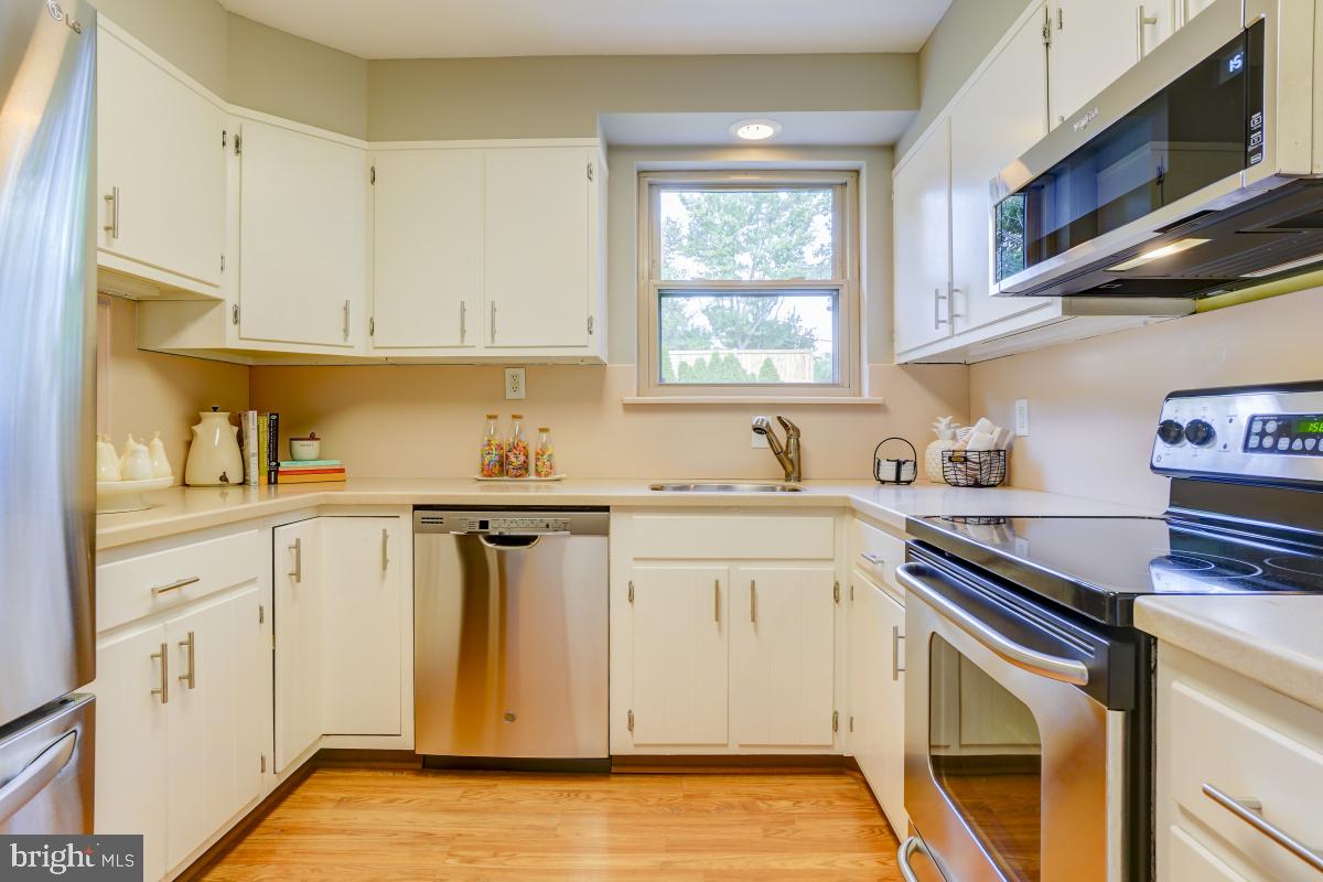 4611 Strathblane Place Alexandria, VA 22304 - Photo 12 of 34 Kitchen with stainless appliances