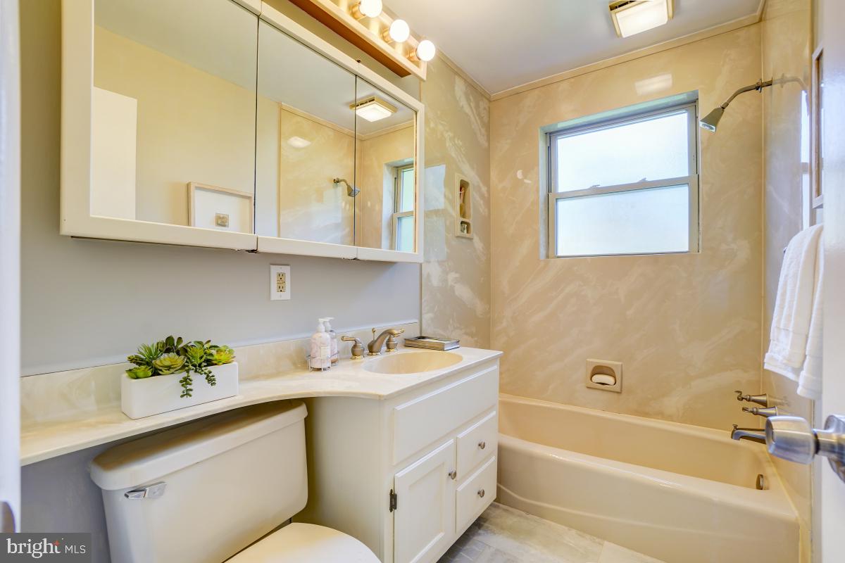 4611 Strathblane Place Alexandria, VA 22304 - Photo 19 of 34 Main level full bath