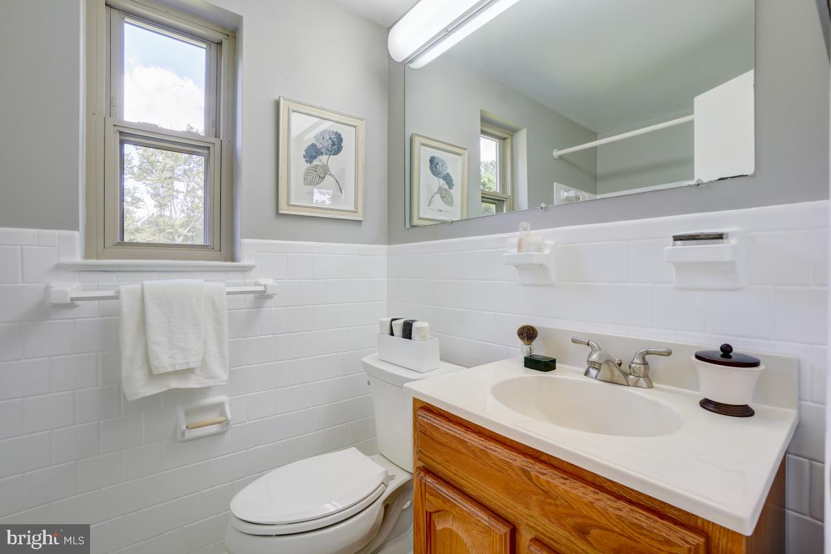 4611 Strathblane Place Alexandria, VA 22304 - Photo 26 of 34 Upper level full bath