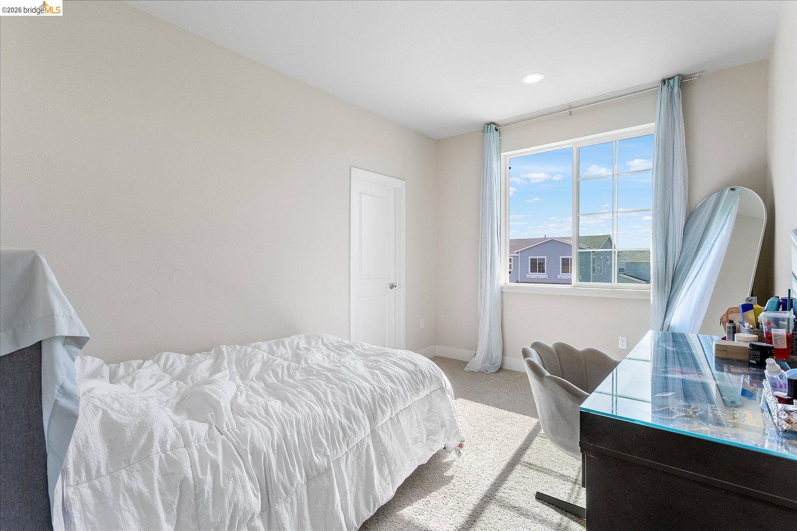 5601 Ridgepoint Way Antioch, CA 94531 - Photo 29 of 59 Light-filled room featuring neutral wall paint and plush carpet flooring