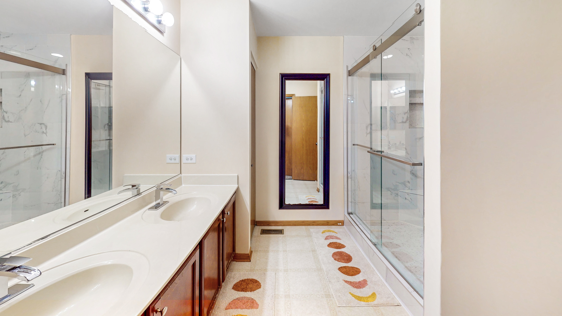 535 Alyssa Street Plano, IL 60545 - Photo 21 of 28 a bathroom with a sink a bathtub and a mirror