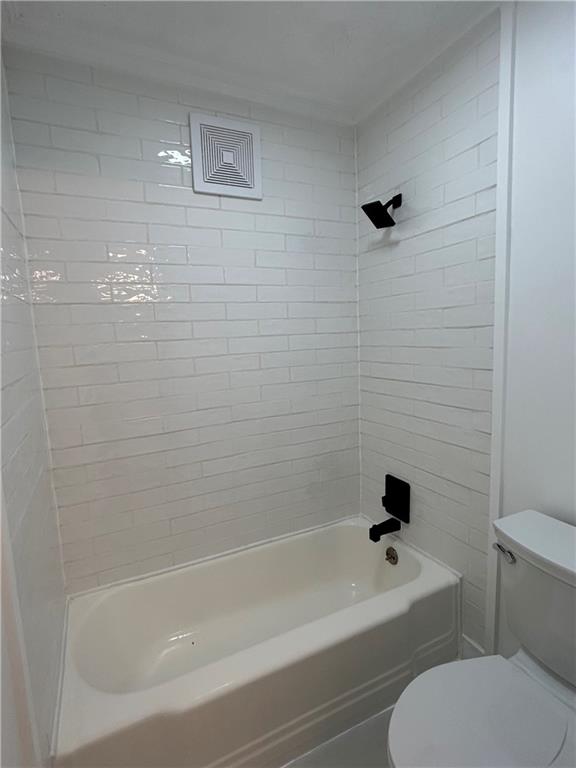 1822 North Rock Springs Road Northeast, Unit 7 Atlanta, GA 30324 - Photo 10 of 21 a bathroom with a toilet and a bathtub