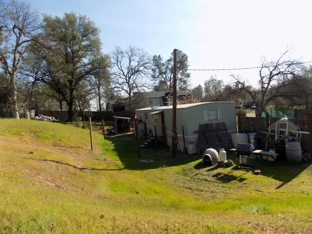 a view of a backyard