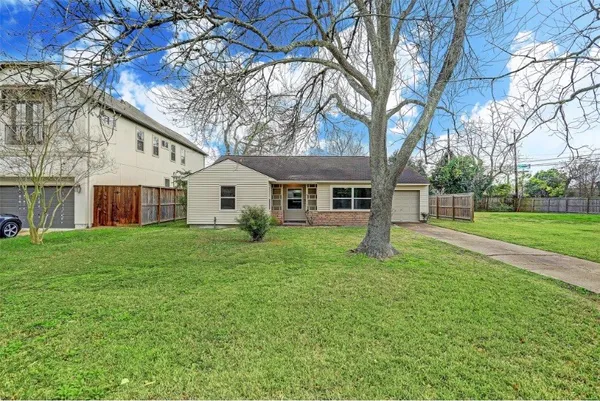 $2,600 | 4627 Maple Street, Bellaire, TX 77401