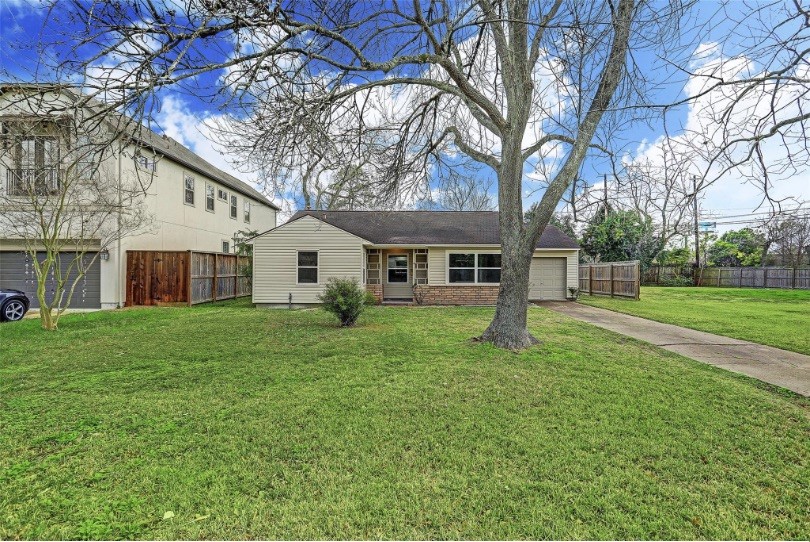4627 Maple Street Bellaire, TX 77401 - Photo 1 of 10 DRIVE UP TO YOUR PROPERTY: LOCATED AT 4627 MAPLE ST.