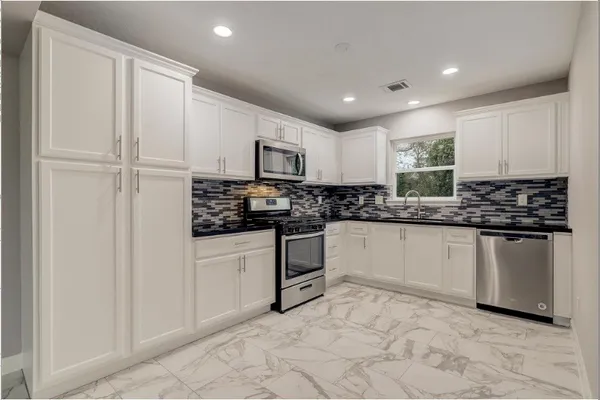 $2,600 | 4627 Maple Street, Bellaire, TX 77401