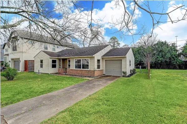 $2,600 | 4627 Maple Street, Bellaire, TX 77401