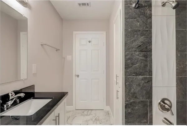 $2,600 | 4627 Maple Street, Bellaire, TX 77401