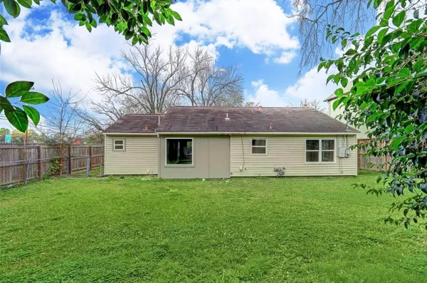 $2,600 | 4627 Maple Street, Bellaire, TX 77401
