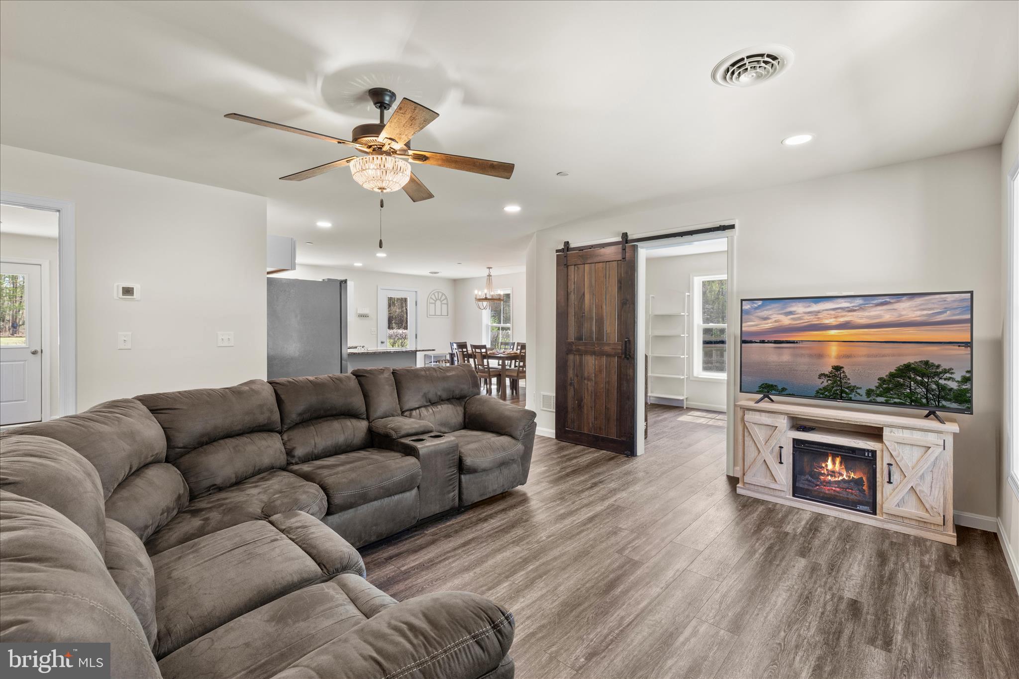 7805 Dyer Road Denton, MD 21629 - Photo 16 of 57 Living Room