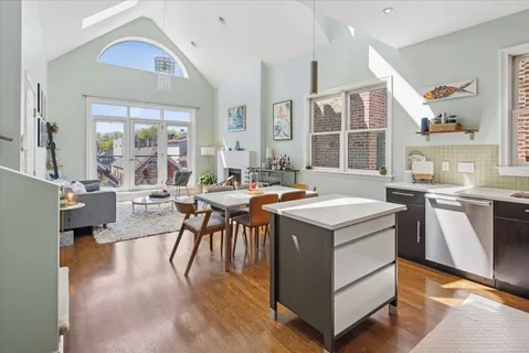 $775,000 | 2024 West Iowa Street, Unit 3B, Chicago, IL 60622