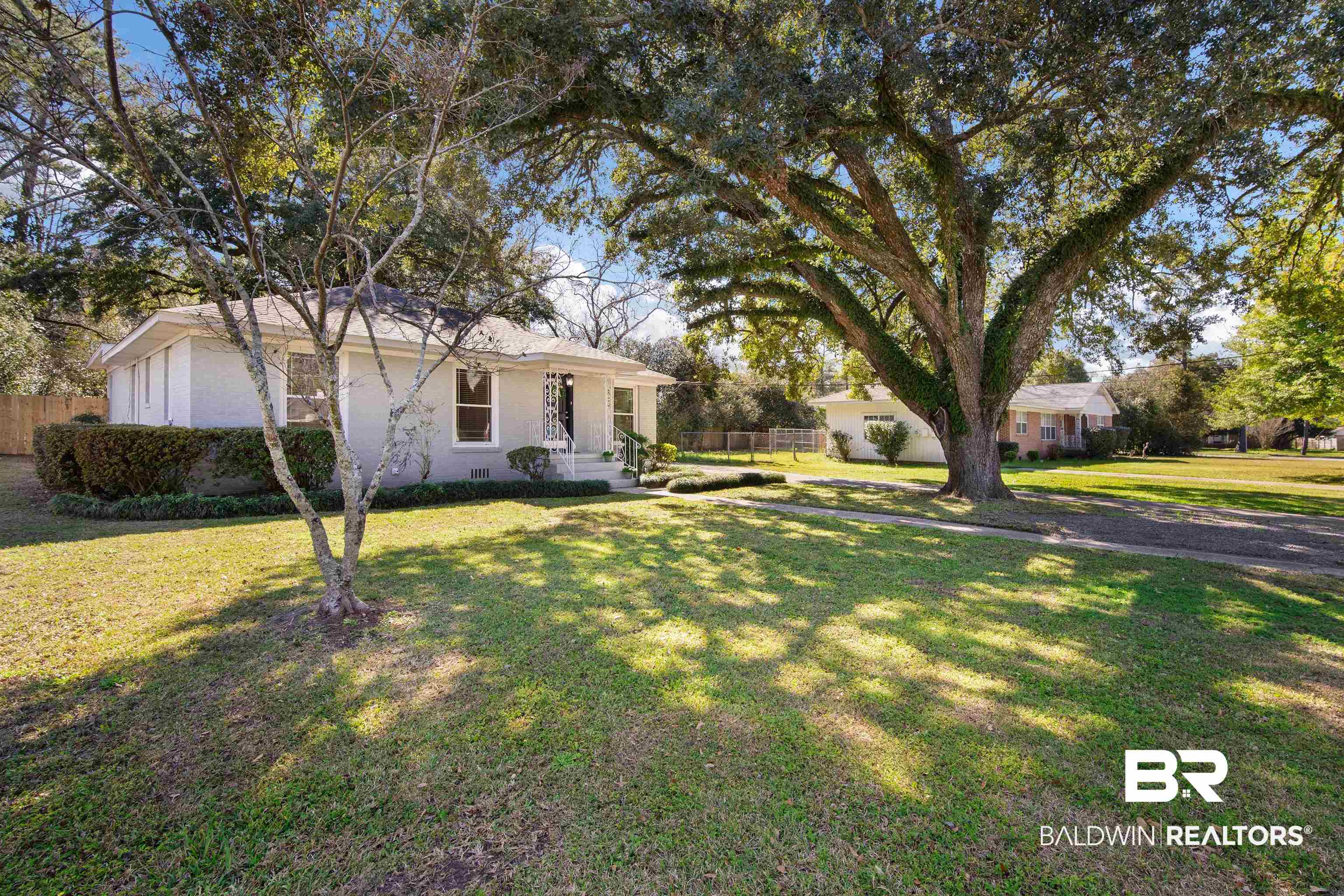 2615 Walton Avenue Mobile, AL 36606 - Photo 3 of 33 View of front facade featuring crawl space, fence, and a front lawn