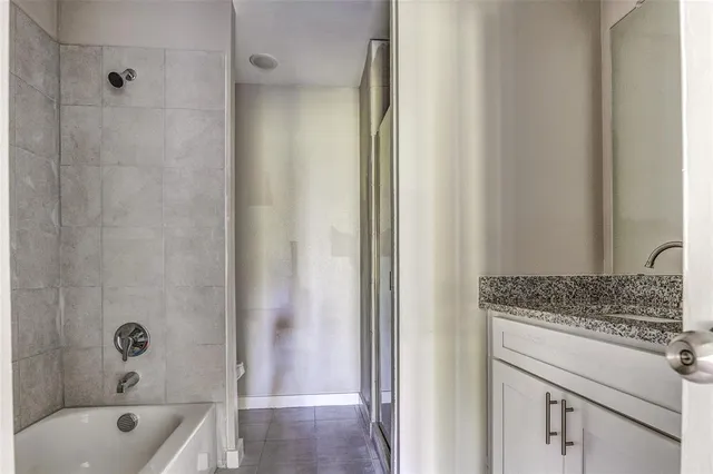 a view of empty room with ceiling fan