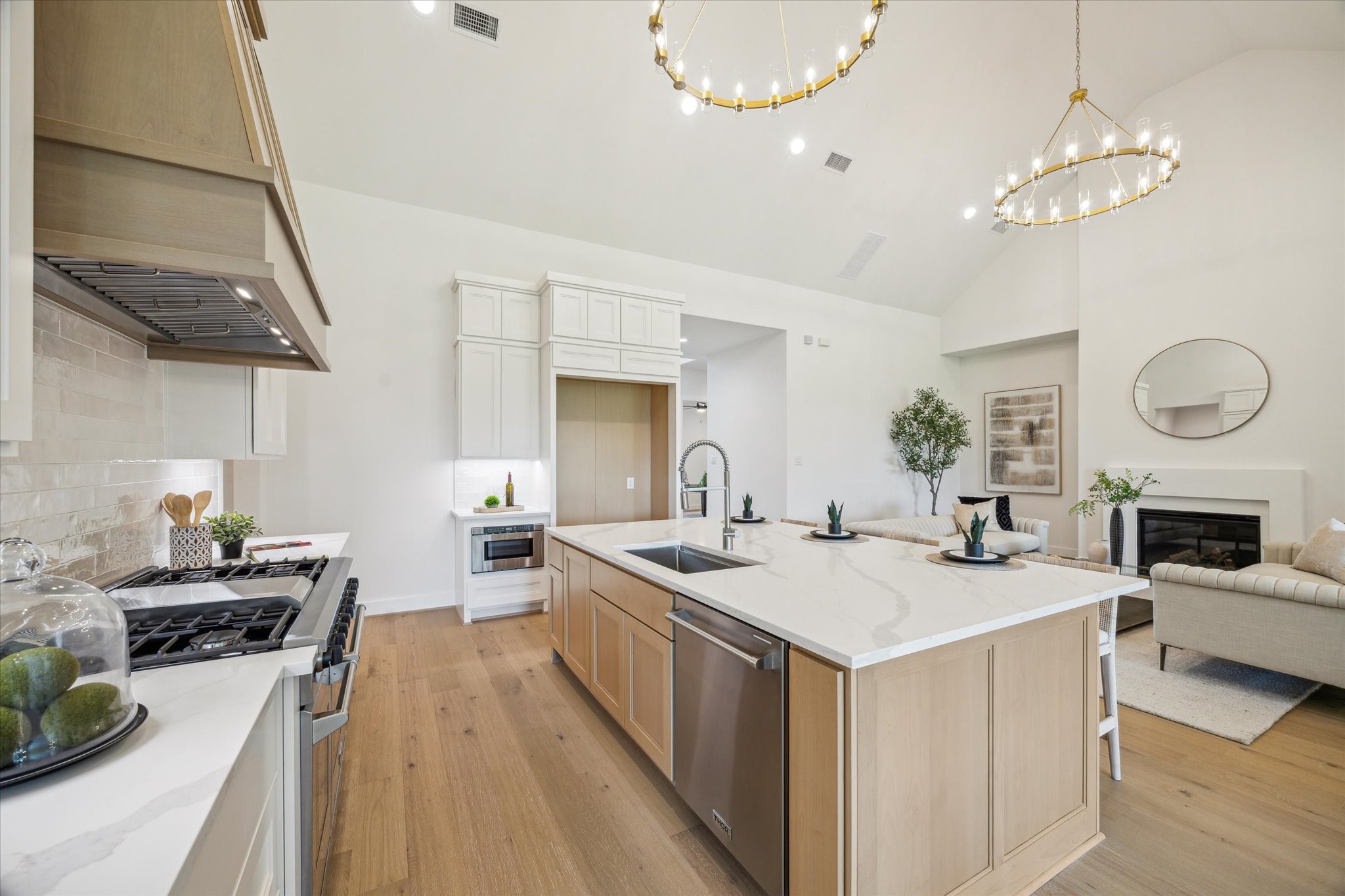 403 Venado View Court Conroe, TX 77304 - Photo 7 of 44