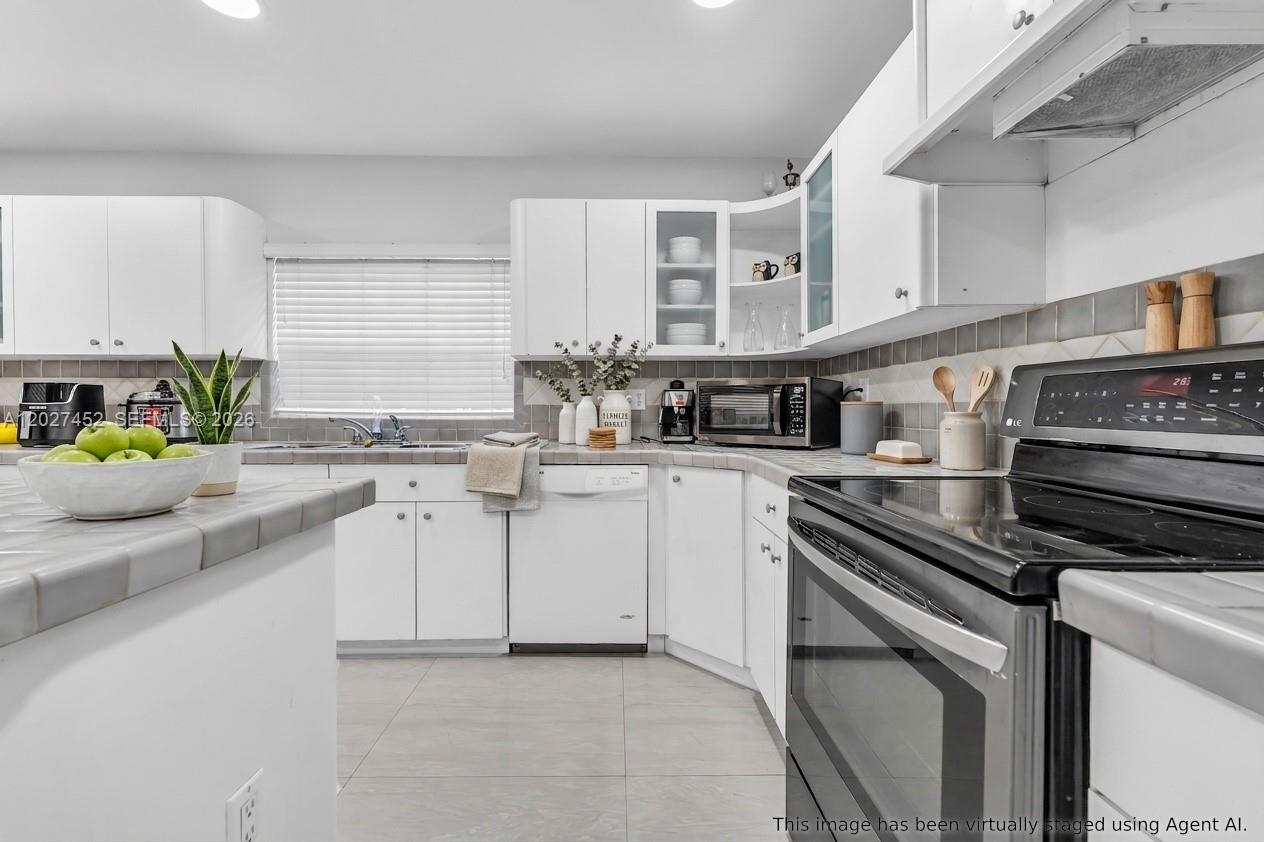 6284 Southwest 26th Street Miami, FL 33155 - Photo 16 of 74