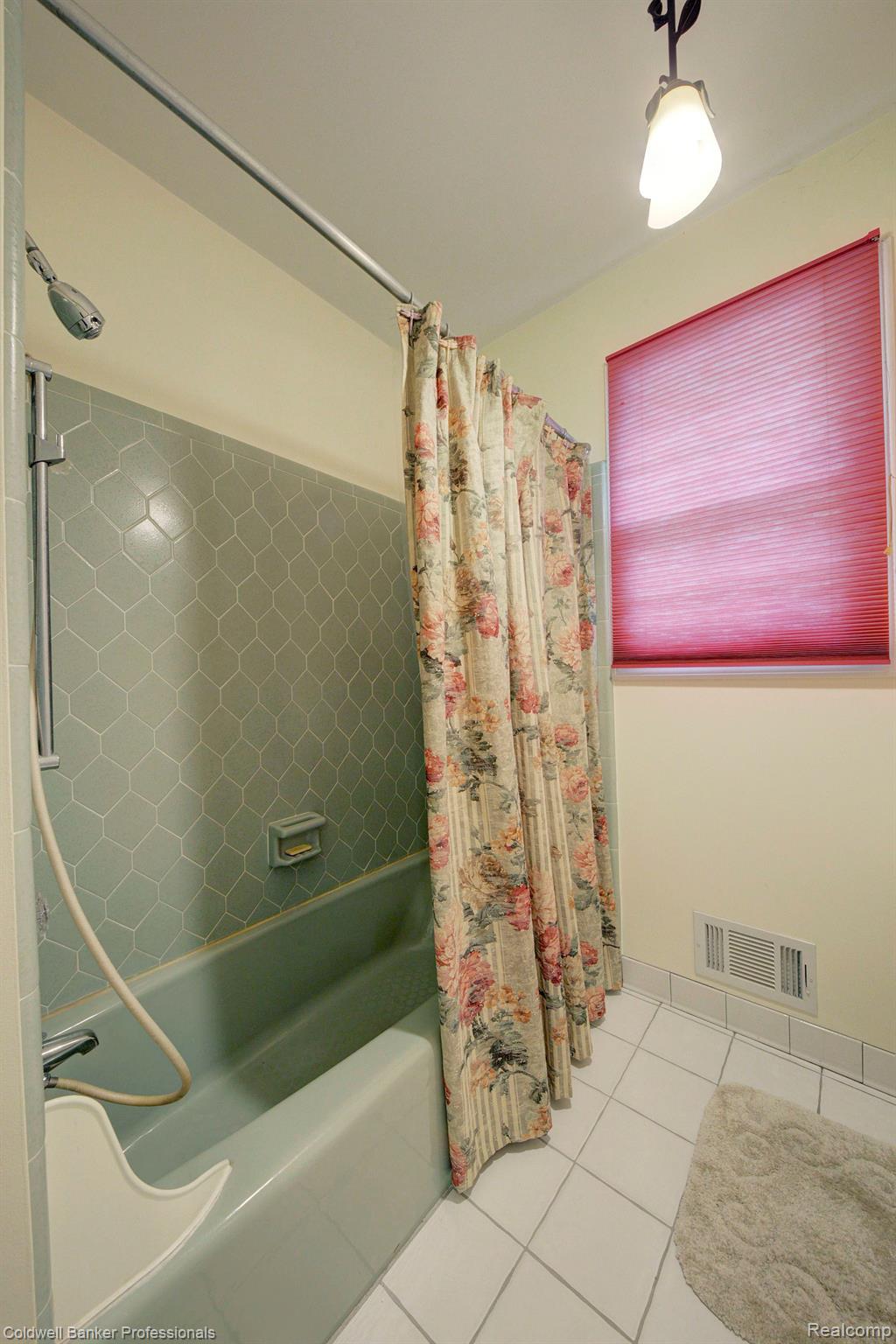 6530 Cranberry Lake Road Clarkston, MI 48348 - Photo 25 of 64 Main bath