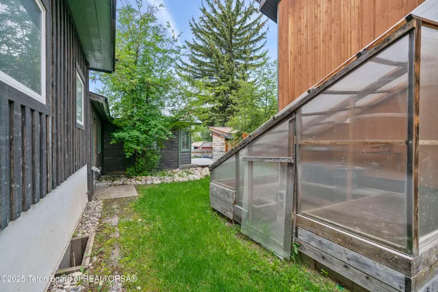 $4,250,000 | 663-665 East Kelly Avenue, Jackson, WY 83001