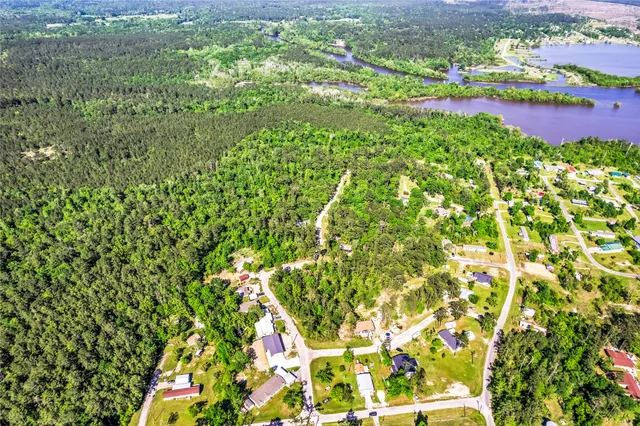 a view of yard with green space