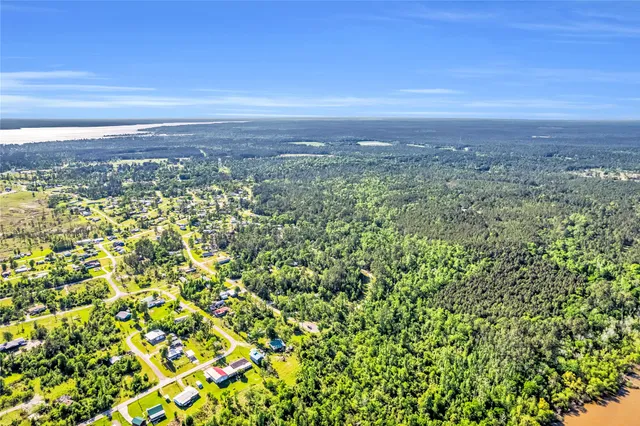 a view of a large yard with lots of green space