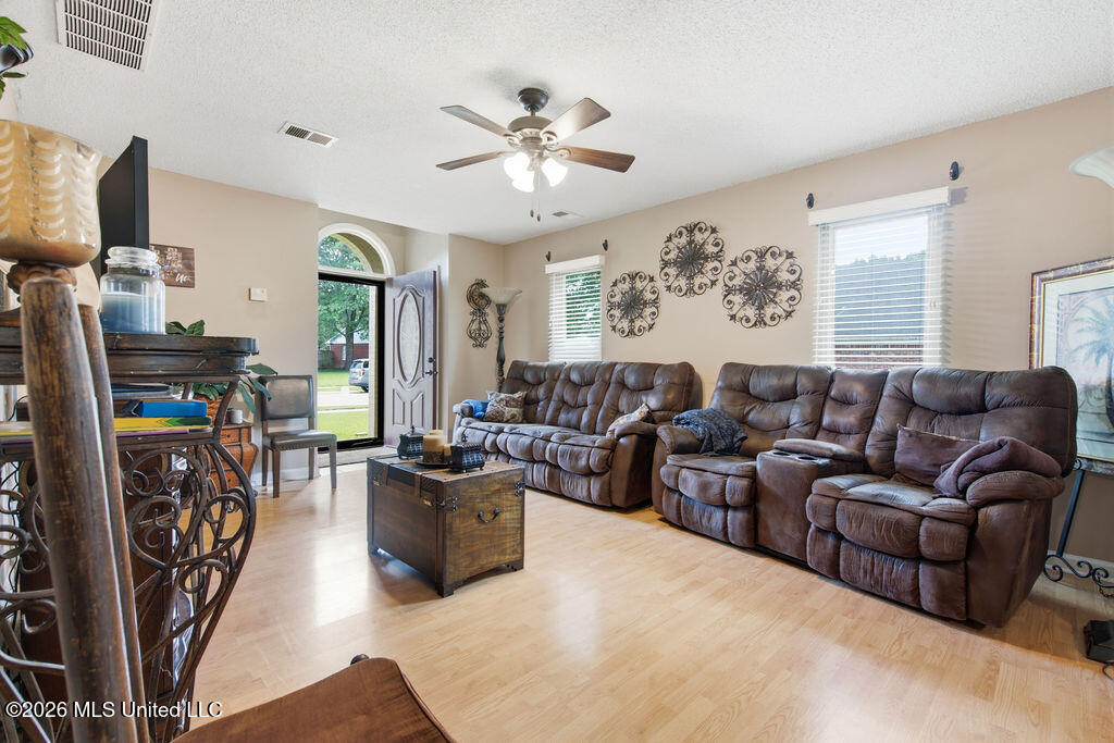 10739 Ridgefield Drive Olive Branch, MS 38654 - Photo 3 of 24 DSC09433