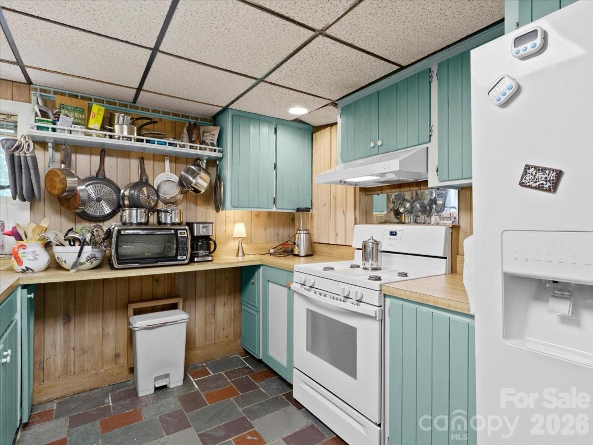 119 Foxden Road Mars Hill, NC 28754 - Photo 19 of 38 a kitchen with a stove and a refrigerator