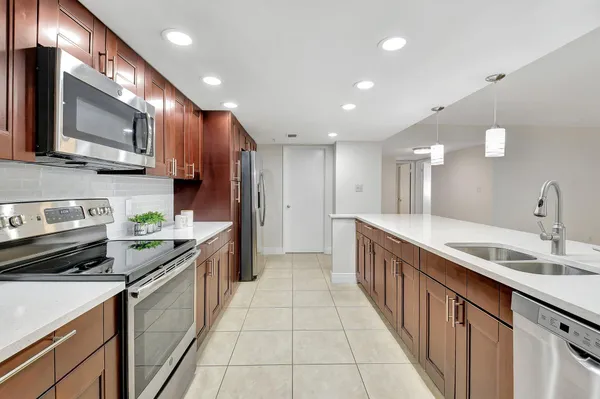 $2,700 | 820 Lavers Circle, Unit G402, Delray Beach, FL 33444