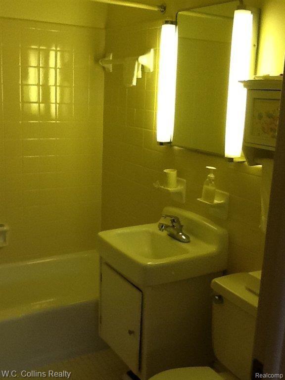 21510 Kelly Road Eastpointe, MI 48021 - Photo 13 of 16 photo bath 4.JPG