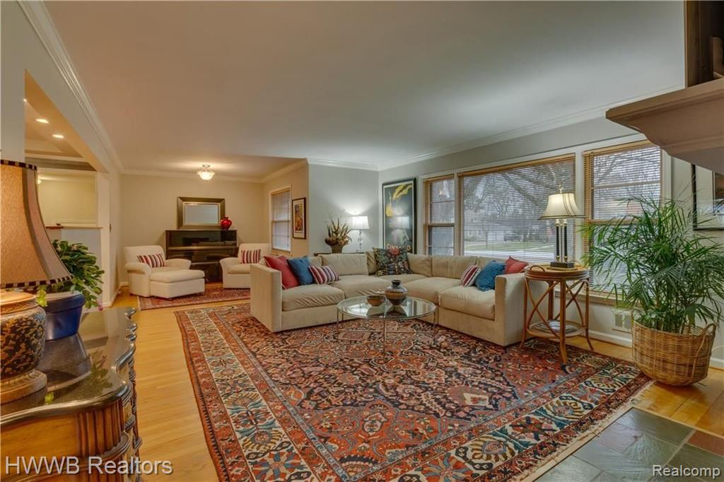 18134 Riverside Drive Beverly Hills, MI 48025 - Photo 3 of 34