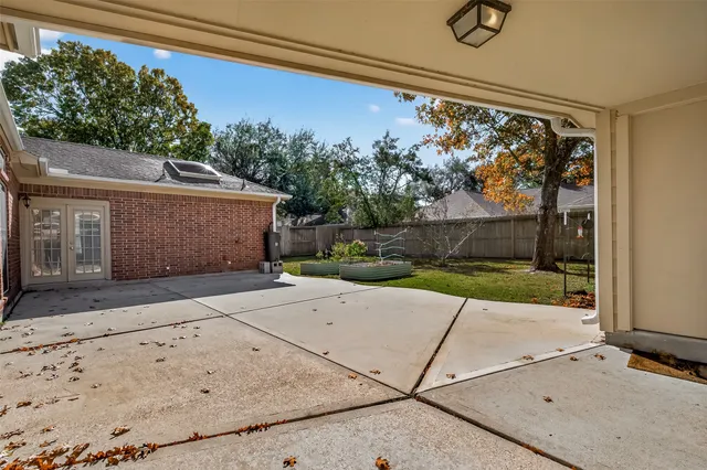 a view of a backyard