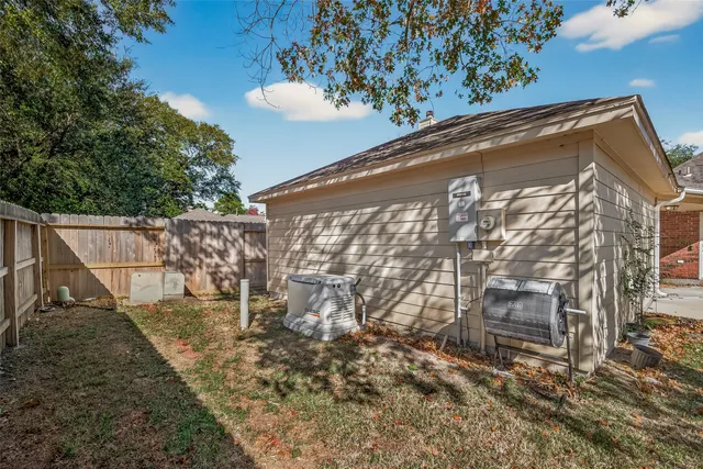a view of a back yard