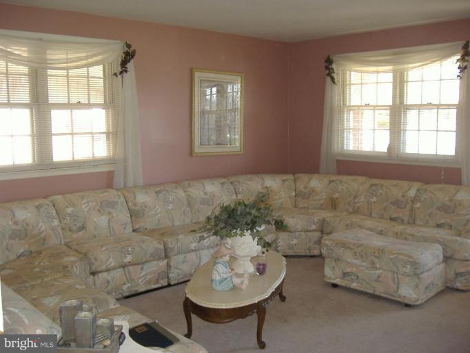2355 Hamiltowne Circle Rosedale, MD 21237 - Photo 2 of 16 Living Room