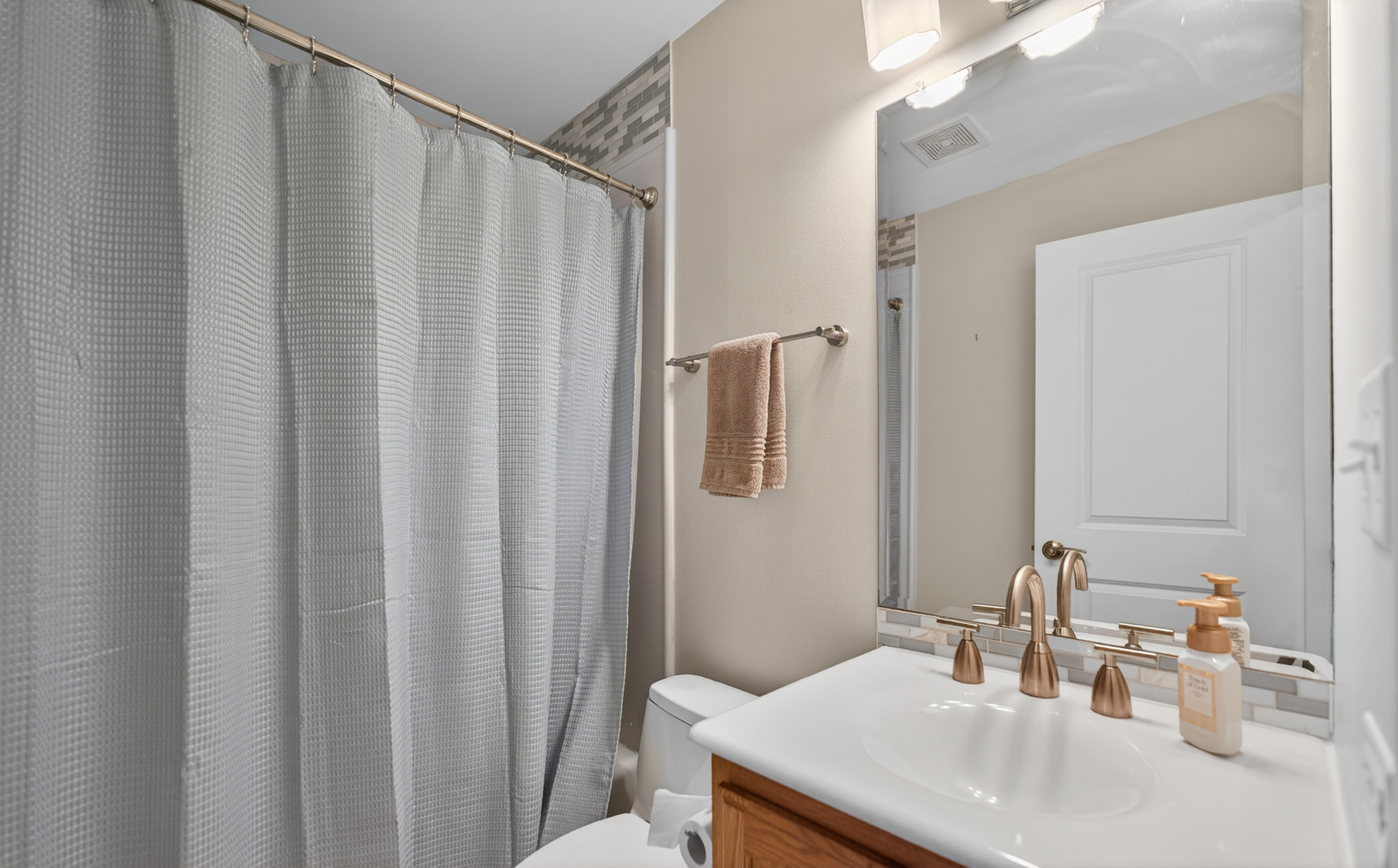 125 Ione Drive, Unit A South Elgin, IL 60177 - Photo 32 of 44 a bathroom with a sink and a mirror