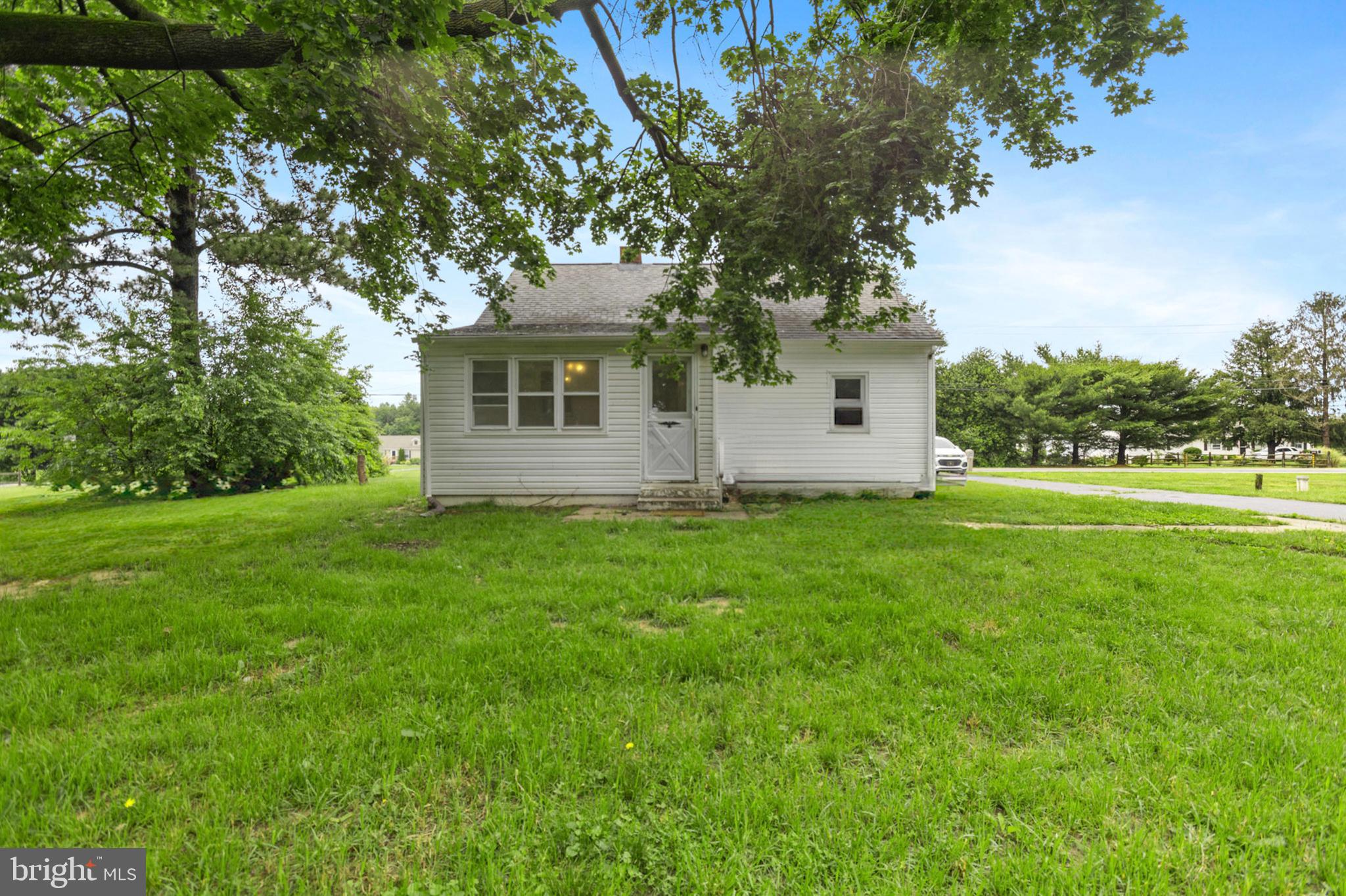 934 Fieldsboro Road Townsend, DE 19734 - Photo 5 of 27 a front view of house with yard and green space