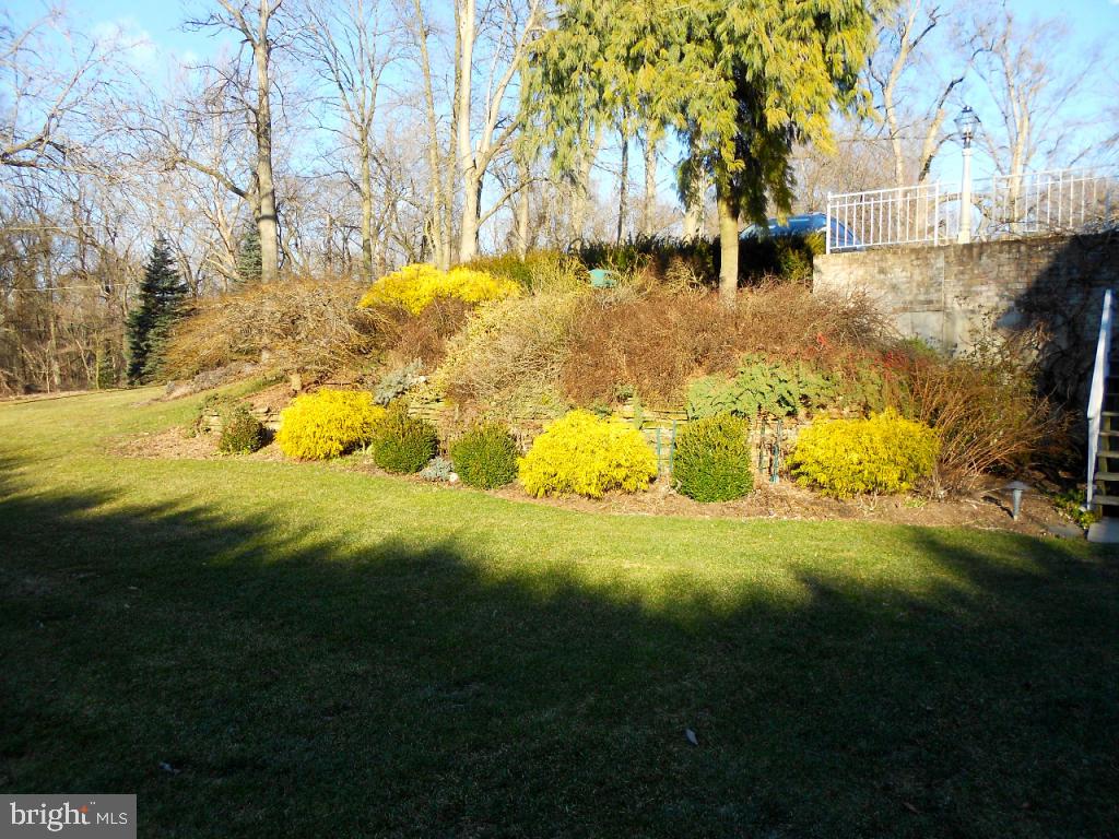 1525 Hillcrest Road Lancaster, PA 17603 - Photo 4 of 46 Gallery Image 4