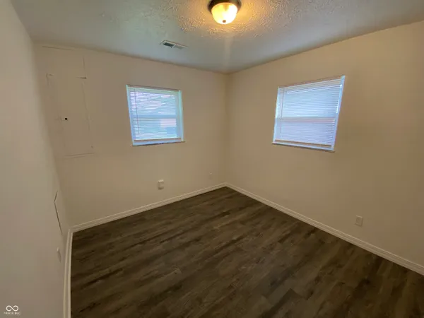 $975 | 621 North Oxford Street, Indianapolis, IN 46201