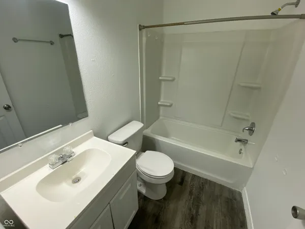 $975 | 621 North Oxford Street, Indianapolis, IN 46201