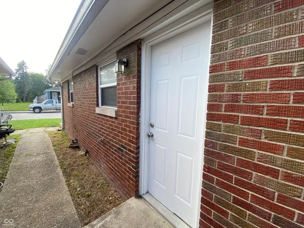 $975 | 621 North Oxford Street, Indianapolis, IN 46201