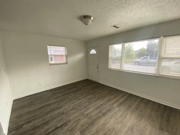 $975 | 621 North Oxford Street, Indianapolis, IN 46201
