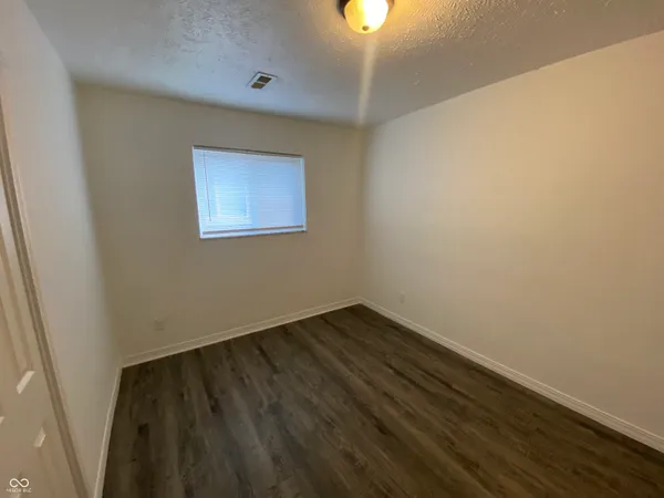 $975 | 621 North Oxford Street, Indianapolis, IN 46201