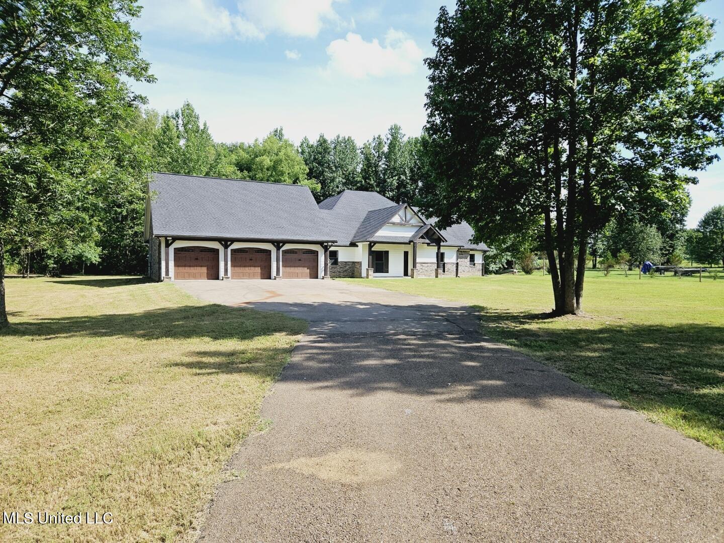 227 Middle Road Flora, MS 39071 - Photo 6 of 29 Resized_20240716_162550_1721166369694
