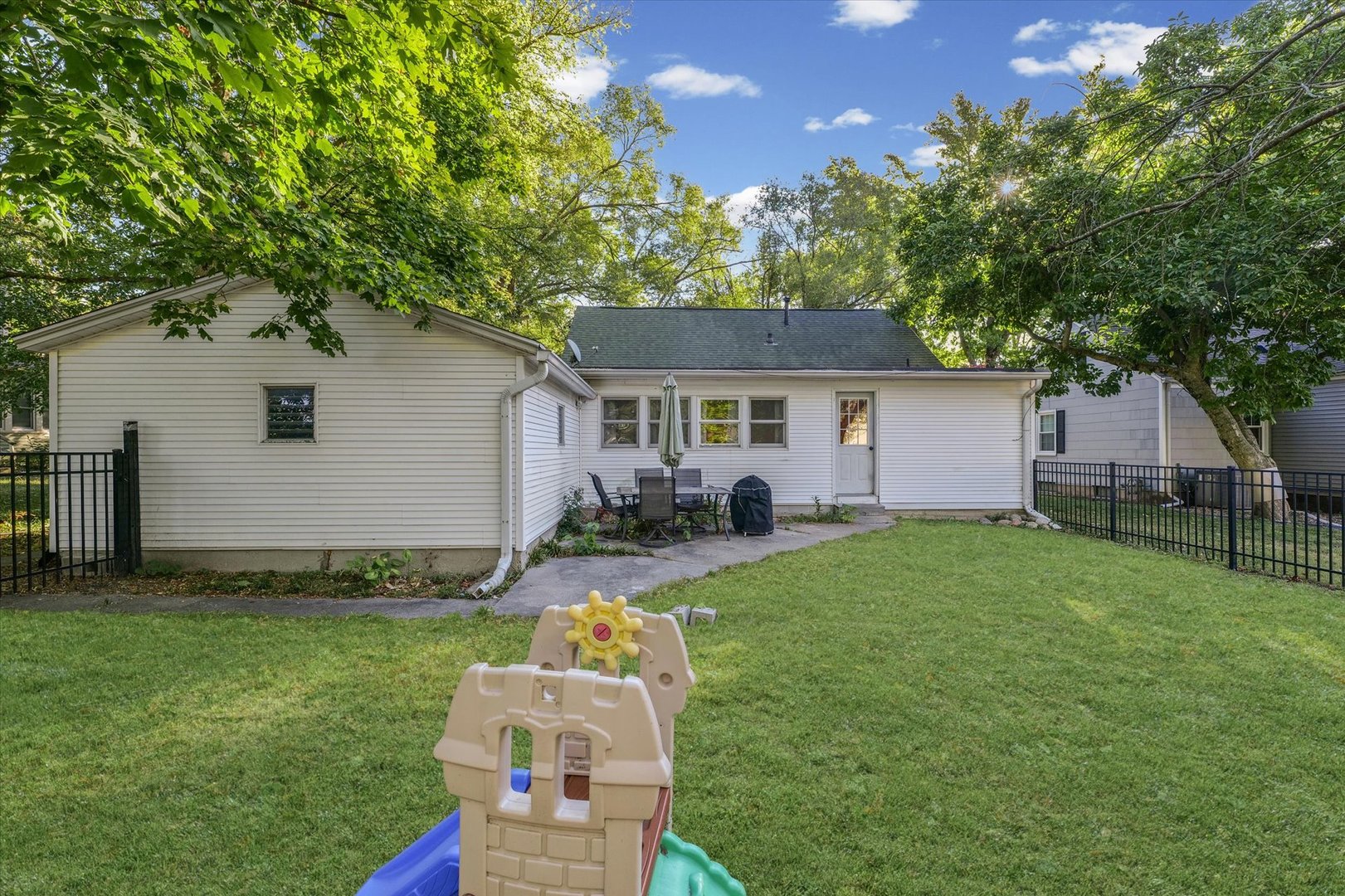 505 North Calhoun Street Tolono, IL 61880 - Photo 25 of 31 a backyard of a house with seating space