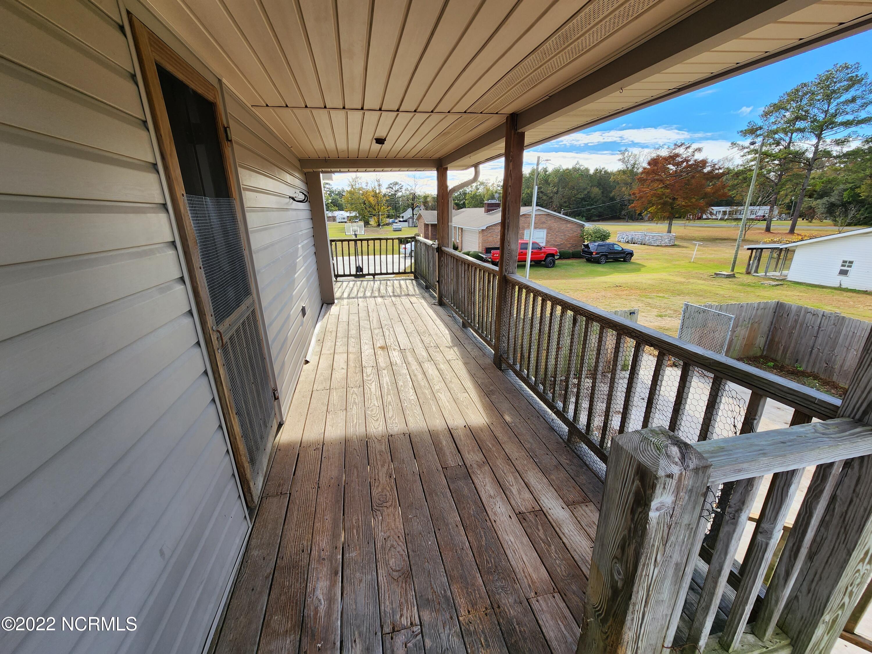 4490 Highway 41 Wallace, NC 28466 - Photo 12 of 35 Top Floor Back Deck