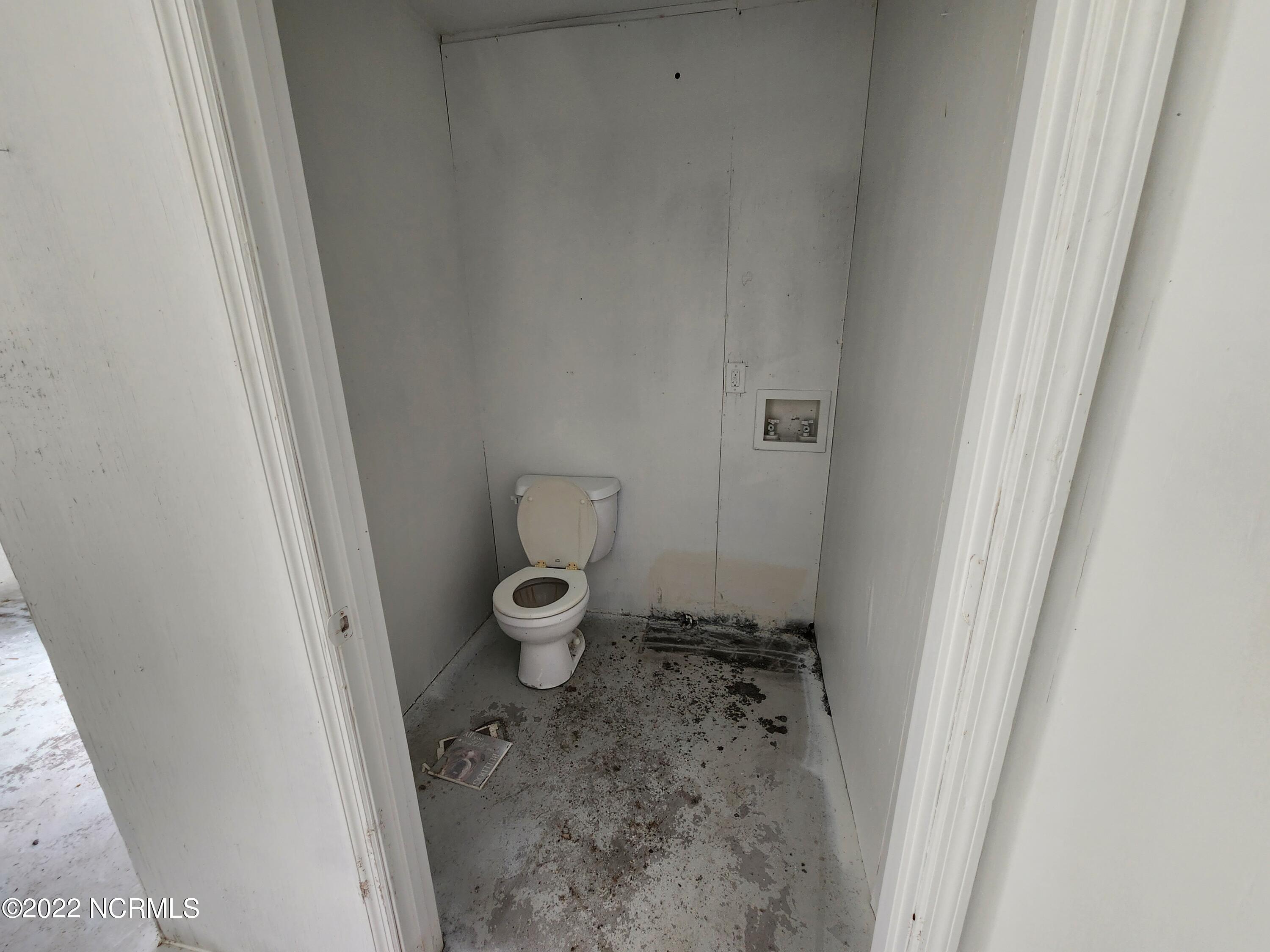 4490 Highway 41 Wallace, NC 28466 - Photo 34 of 35 Bath